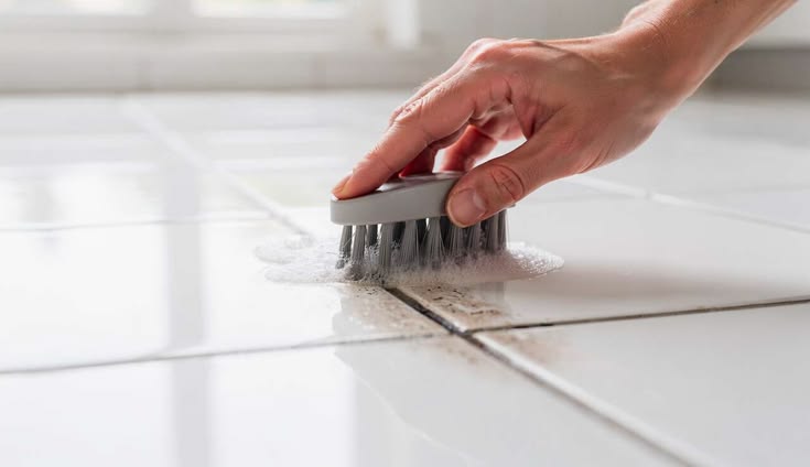 5 metodi efficaci per pulire le fughe annerite delle piastrelle